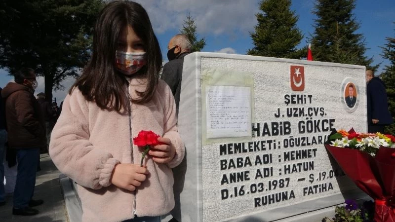 Şehit babasının mezarına astığı mektup yürek burktu

