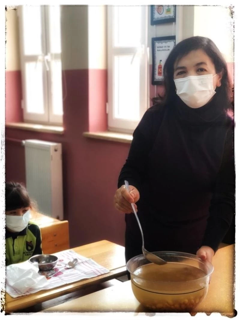 Atalarına empati için üzüm hoşafı içtiler
