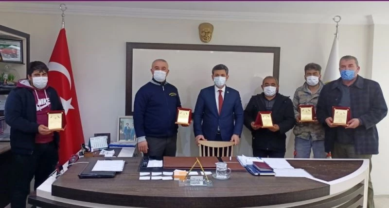Başkan Yılmaz’dan hayvan severlere plaket
