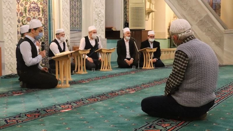 İlahiler sesleri şehitler için yükseldi
