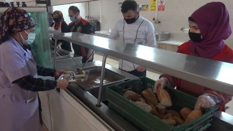 İşçiler Çanakkale menüsü ile duygulandı
