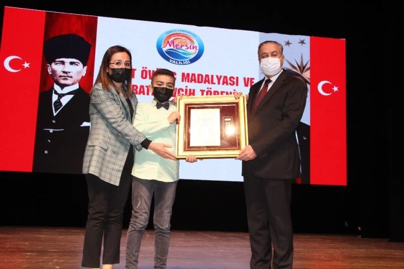 Mersin’de 5 şehit ailesi ile 6 gaziye ‘Devlet Övünç Madalyası’ verildi
