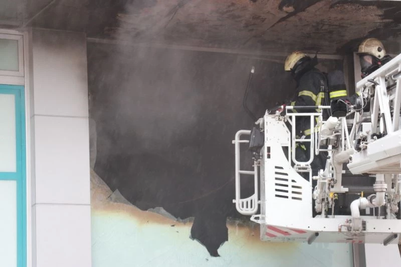 Yangının çıktığı marketin çalışanı, esnafın merdiveni sayesinde kurtuldu
