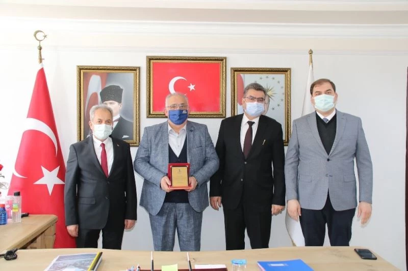 Başkan Akkaya’dan yurt dışındaki hayırseverlere plaket
