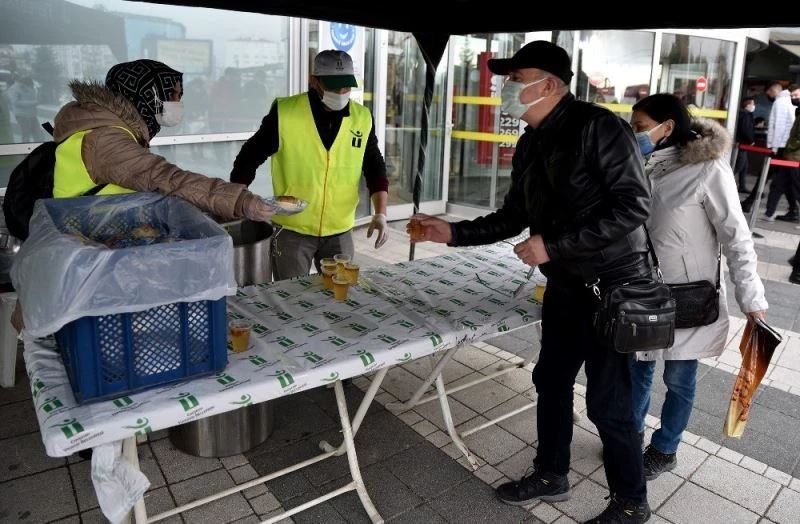 Tepebaşı’ndan hoşaf ve ekmek ikramı
