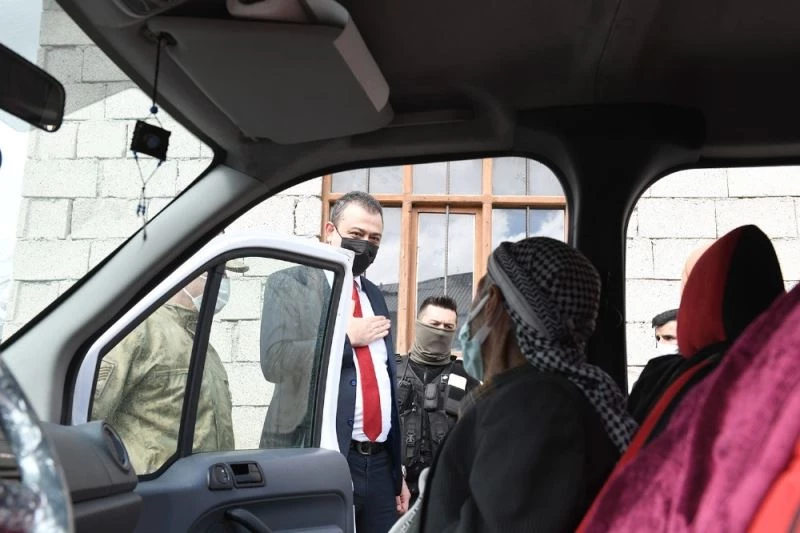 Kaymakam ve başkan, mahallede aşı yaptırarak halkı ikna etti
