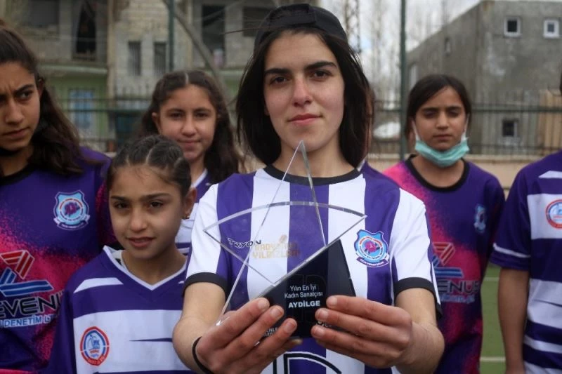 Yılın en iyi kadın sanatçısı Aydilge’nin ödülü Vanlı kızlara
