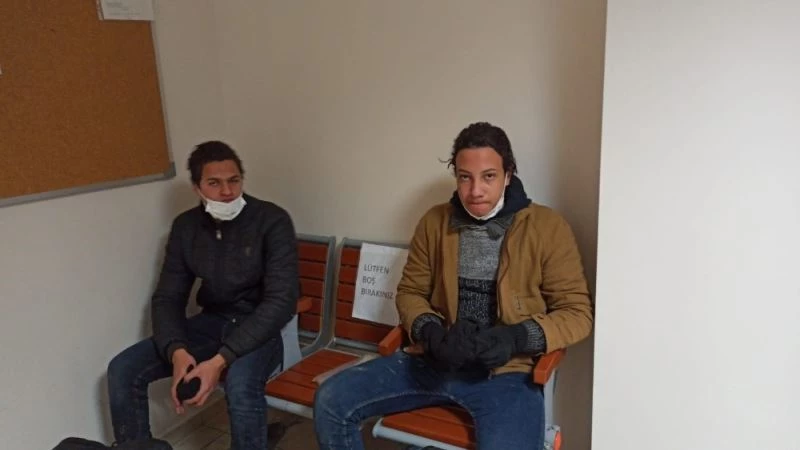 Yurtdışından otomotiv fabrikasına malzeme getiren tırın içinden 2 kaçak çıktı
