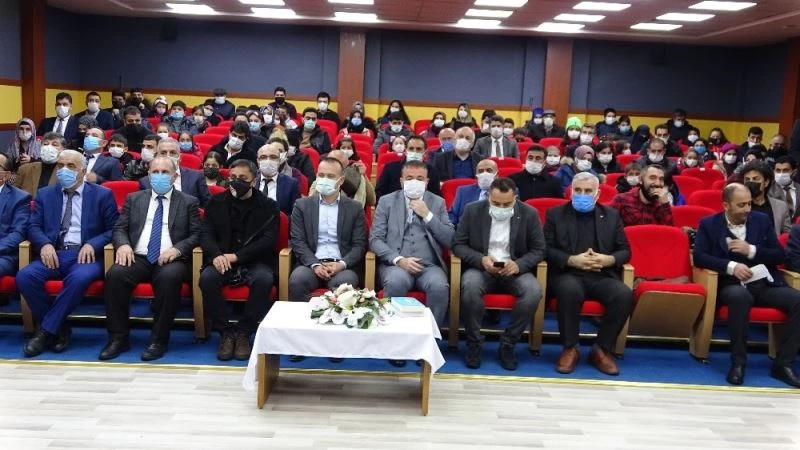 Mersinli yazar, kitabının geliriyle Ağrılı öğrencilere tablet hediye etti
