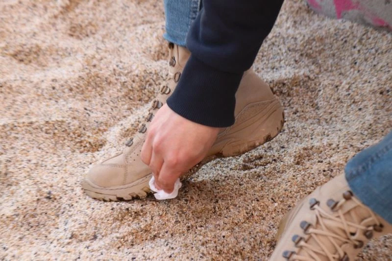 (Özel) Sahilde ayaklara yapışan zift şaşkına çevirdi
