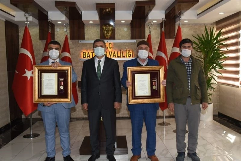 Şehit babası ve gaziye Devlet Övünç Madalyası verildi
