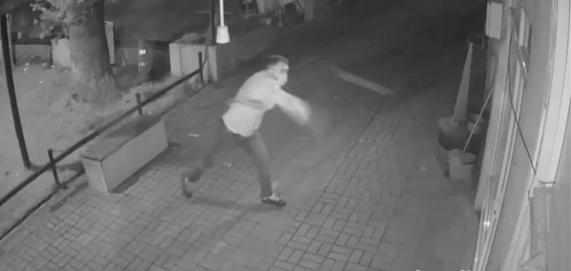 İş yerinin camını taşla kırarak cep telefonlarını çaldı
