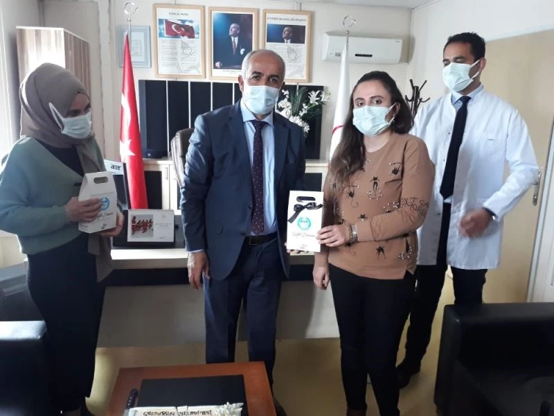 Başkan Ensari sağlıkçılar için pasta kesti
