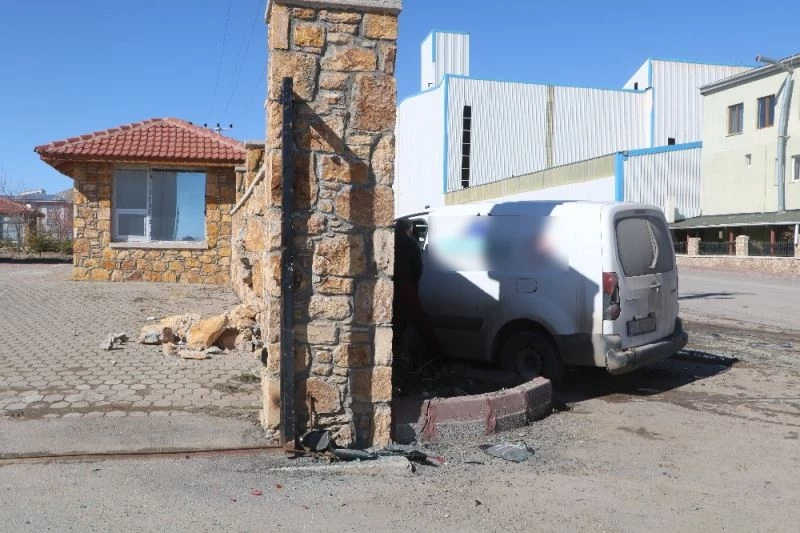 Patlayan bahçe duvarı kazanın şiddetini ortaya koydu, kaza anı güvenlik kamerasında
