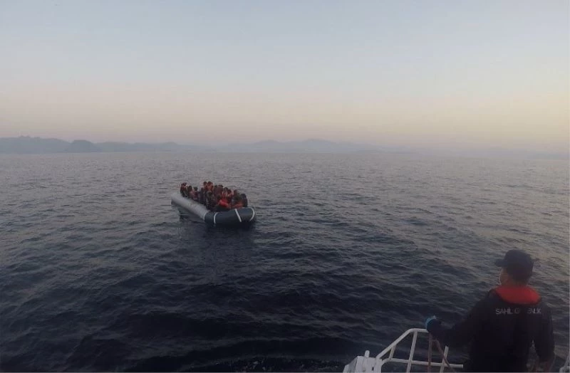 Yunanlıların denize bıraktığı 32 mülteciyi Türk Sahil Güvenliği kurtardı