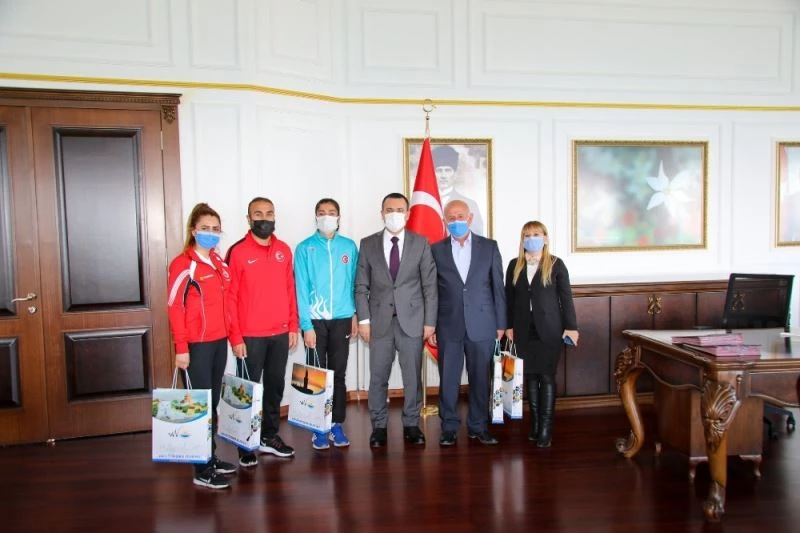 Dünya rekoru kıran sporcudan Kaymakam Türkman’a ziyaret
