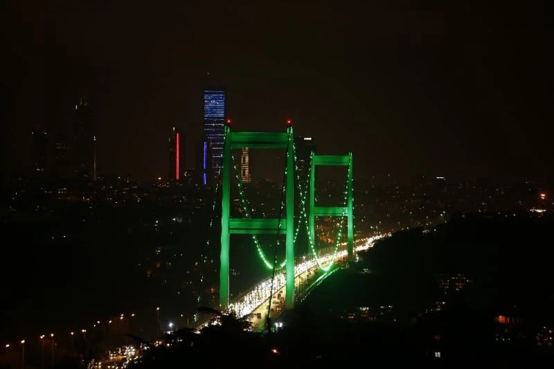 İstanbul’da köprüler yeşil renk ile aydınlatıldı
