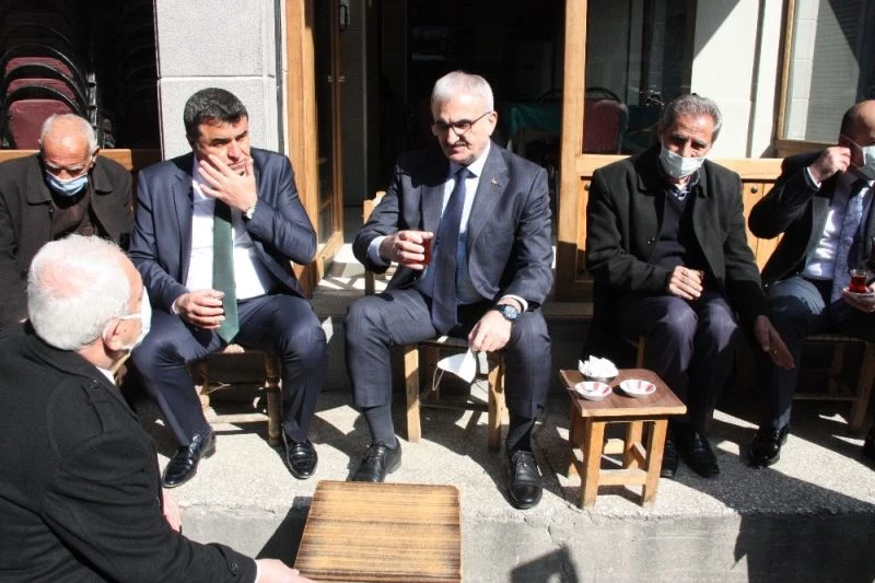 Vali Karaloğlu önce tarihi Peynirciler Çarşısının projesini inceledi, ardından esnafla birlikte çay içti
