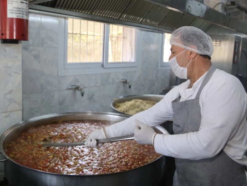 Dev kazanlarda pişiyor, kapı kapı dağıtılıyor
