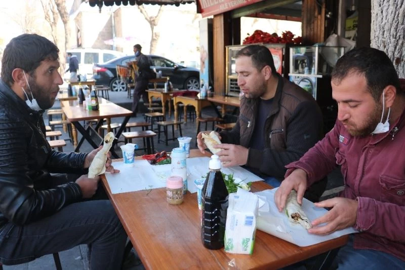 Ciğerci esnafının yüzü güldü
