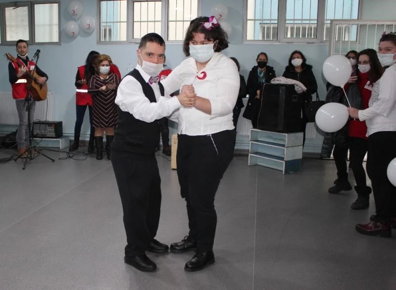 İzmir’de down sendromlular vals ve boyama yaptı
