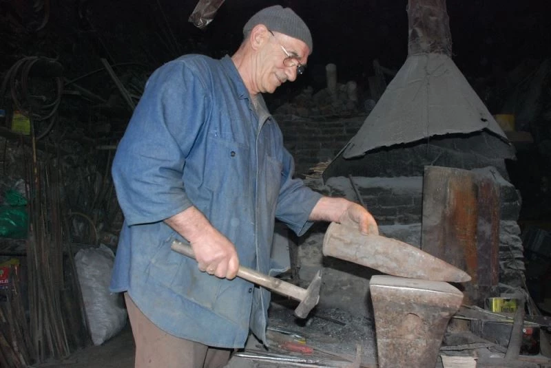 79 yaşındaki demir ustası 13 yaşında başladığı mesleğinin sonuna geldi
