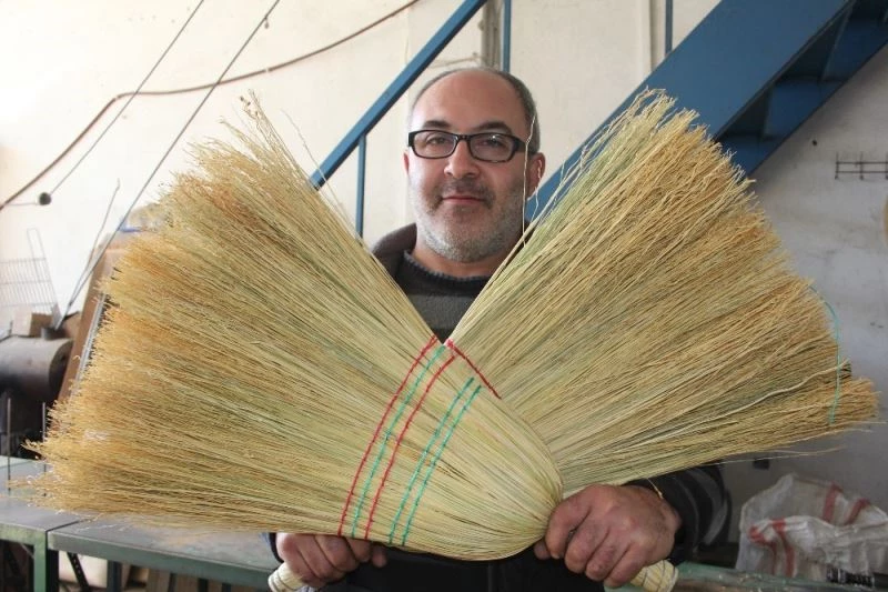 Çalı süpürgesi imalatıyla teknolojiye direniyor
