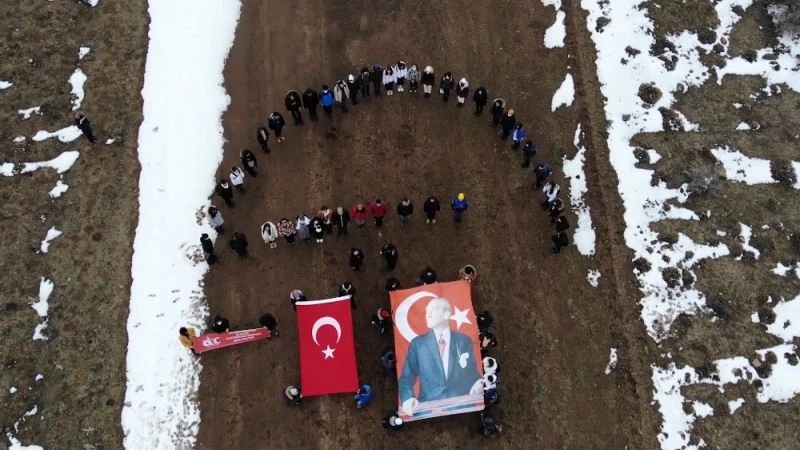 Öğrenciler şehitler için Dinek Dağının zirvesine yürüdü
