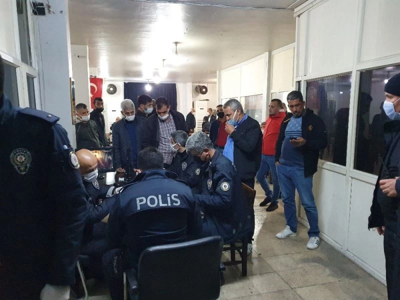 Adana’da kahvehaneye baskın: 37 kişiye sokağa çıkma yasağından ceza kesildi
