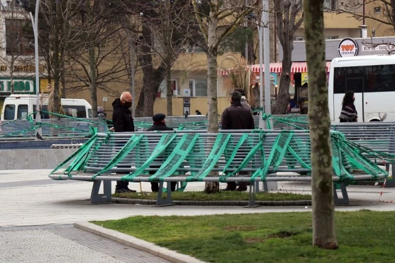 Cumartesi günü uygulanan kısıtlama kalkınca soluğu dışarda aldılar
