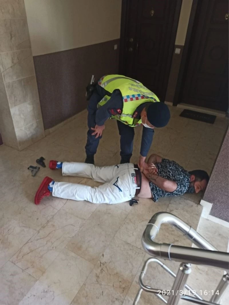 Silahla iş yerini bastı, jandarma enseledi
