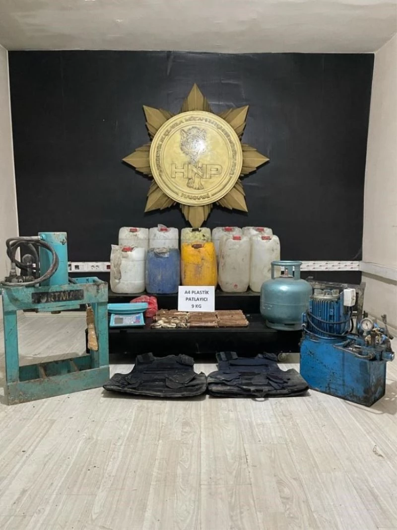 Yüksekova’da 426 litre asetik anhidrit ve 9 kilo patlayıcı madde ele geçirildi
