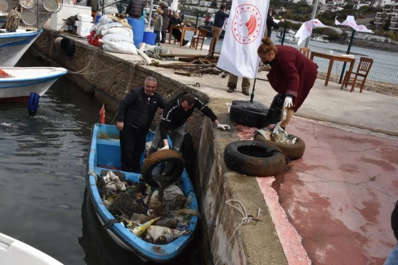 Deniz dibinden tonlarca çöp çıktı
