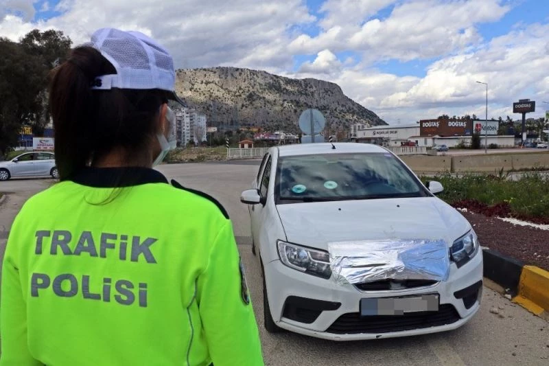 Radar kurnazlarının CD, alüminyum folyo ve saç spreyi oyunlarına trafik polislerinden uygulamalı yanıt
