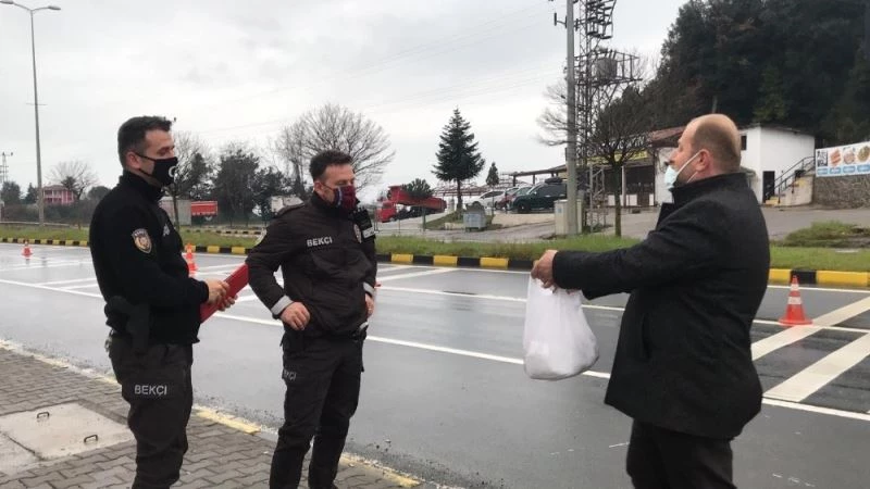 Polis ve bekçilere sıcak ikramda bulundu
