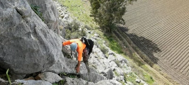 Kayalıklarda mahsur kalan keçileri 5 saatlik çalışmayla sırtlarında taşıyarak kurtardılar
