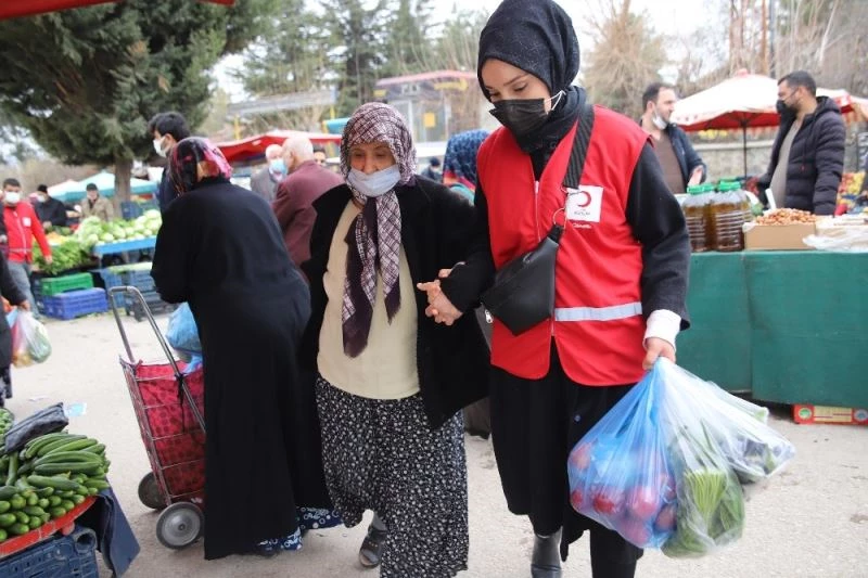 Vefalı gençler, pazara gitti yaşlılara yardım etti
