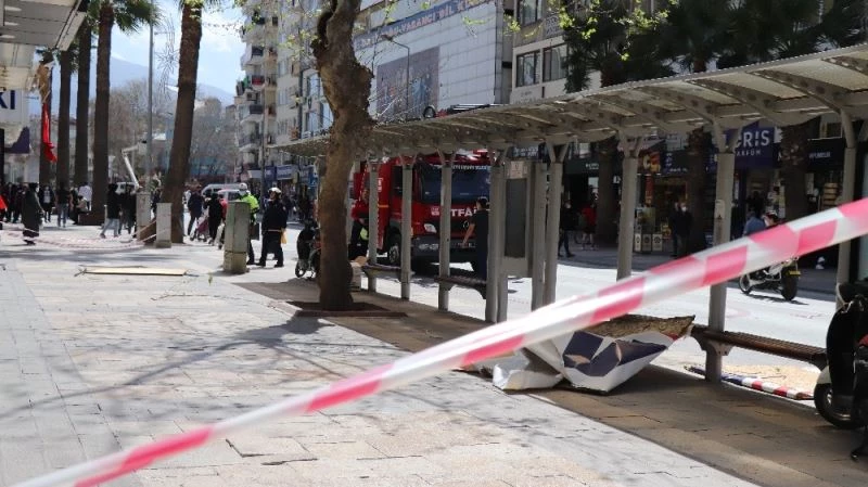 Fırtınanın uçurduğu tabela otobüs durağına düştü
