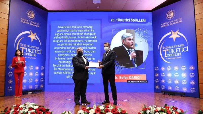 Dr. Sefer Darıcı’ya ödül
