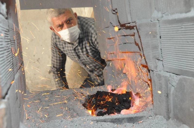 Hristiyan ustadan öğrendikleri sıcak demir dövmeyi 4 kuşaktır sürdürüyorlar

