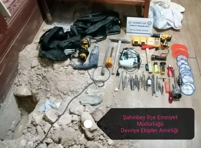 Kuyumcuyu soymaya çalışırken suçüstü yakalandı
