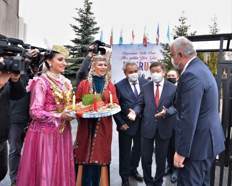 Kültür ve Turizm Bakanı Ersoy Nevruz ateşinden atladı
