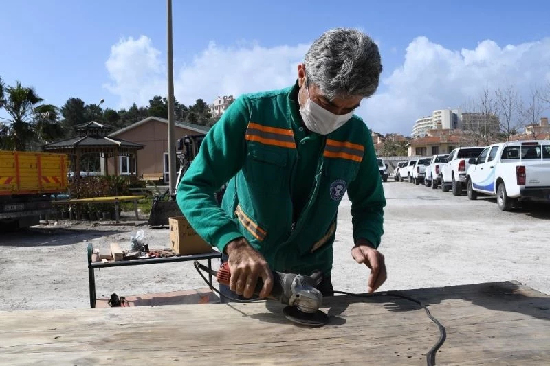 Kuşadası’nda kent mobilyaları usta ellerde yeniden hayat buluyor
