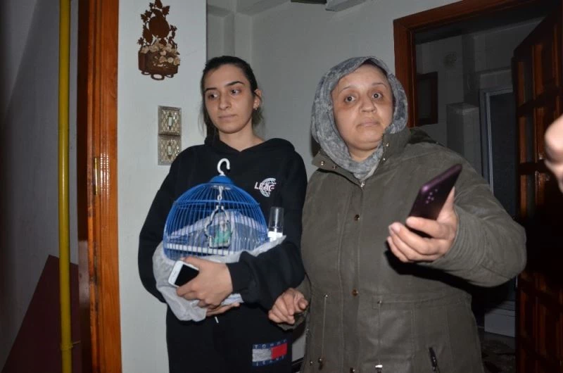 O mavişini, annesi evini düşündü
