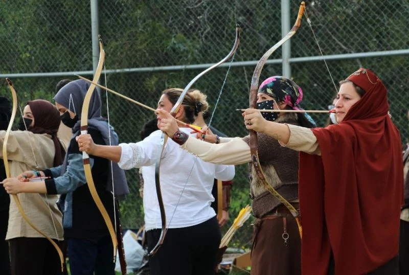 Adana’da okçuluk sporu kadınlardan soruluyor
