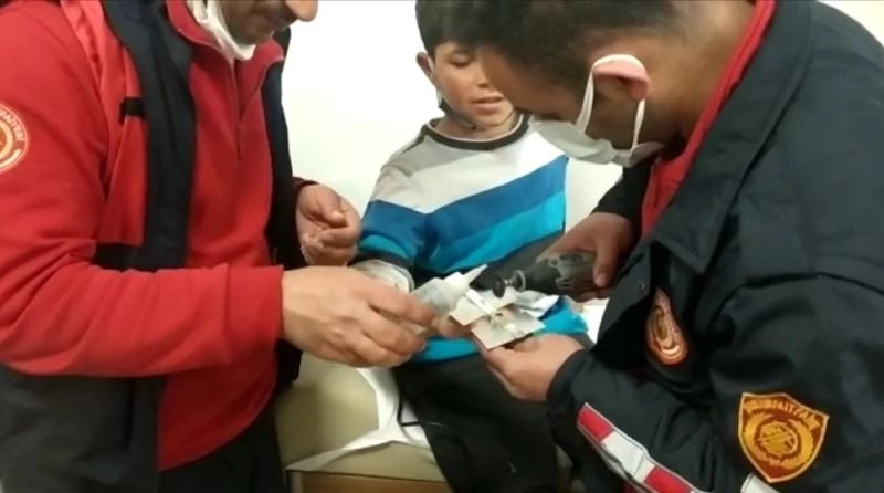 Çocuğun parmağına sıkışan yüzük kesilerek çıkartıldı
