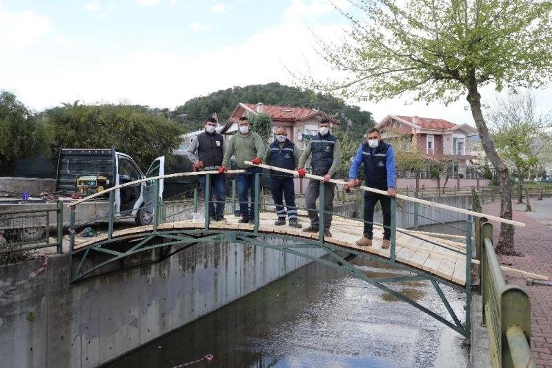 Marmaris Belediyesi’nin ustaları kente estetik görünüm kazandırıyor
