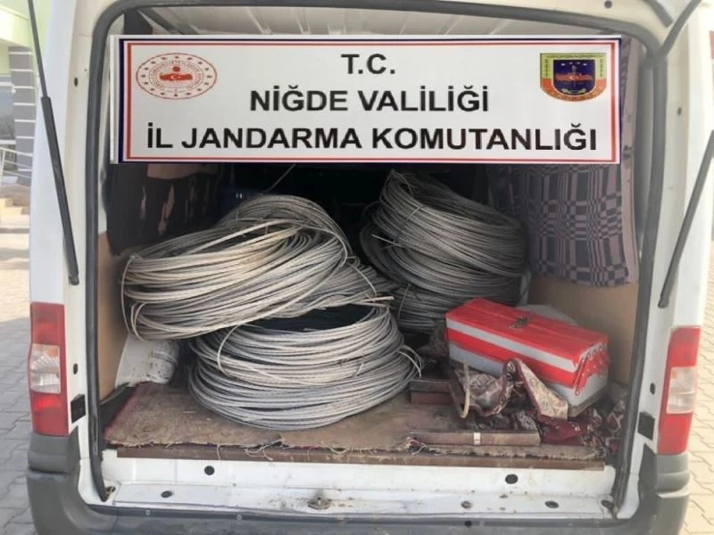 Tarladaki elektrik kablolarını çalan şahıslar yakalandı
