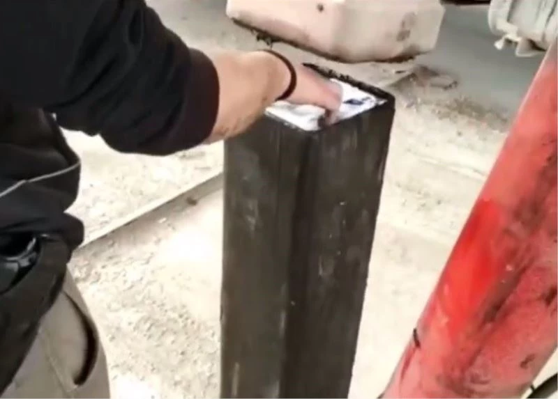 Vincin ayaklarına gizlenen sigaralar gümrüğe takıldı
