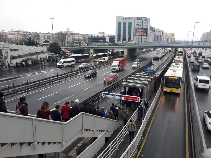Metrobüste dikkat çeken yoğunluk
